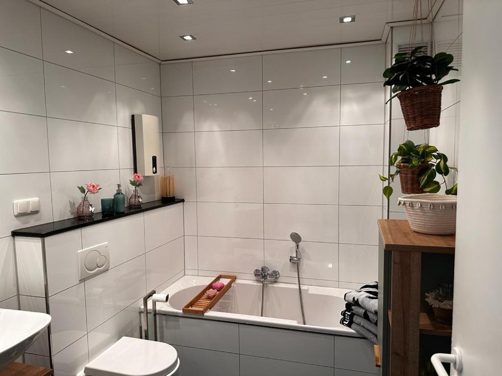 A&V Apartments Wunderschoene Rheinblick Wohnung Zum Entspannen Apt Ela Duisburg Dış mekan fotoğraf